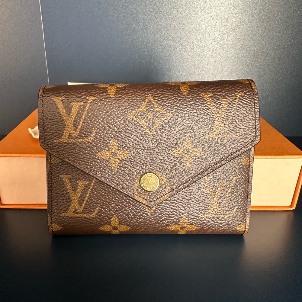 NEW Louis Vuitton Victorine Wallet Monogram Canvas